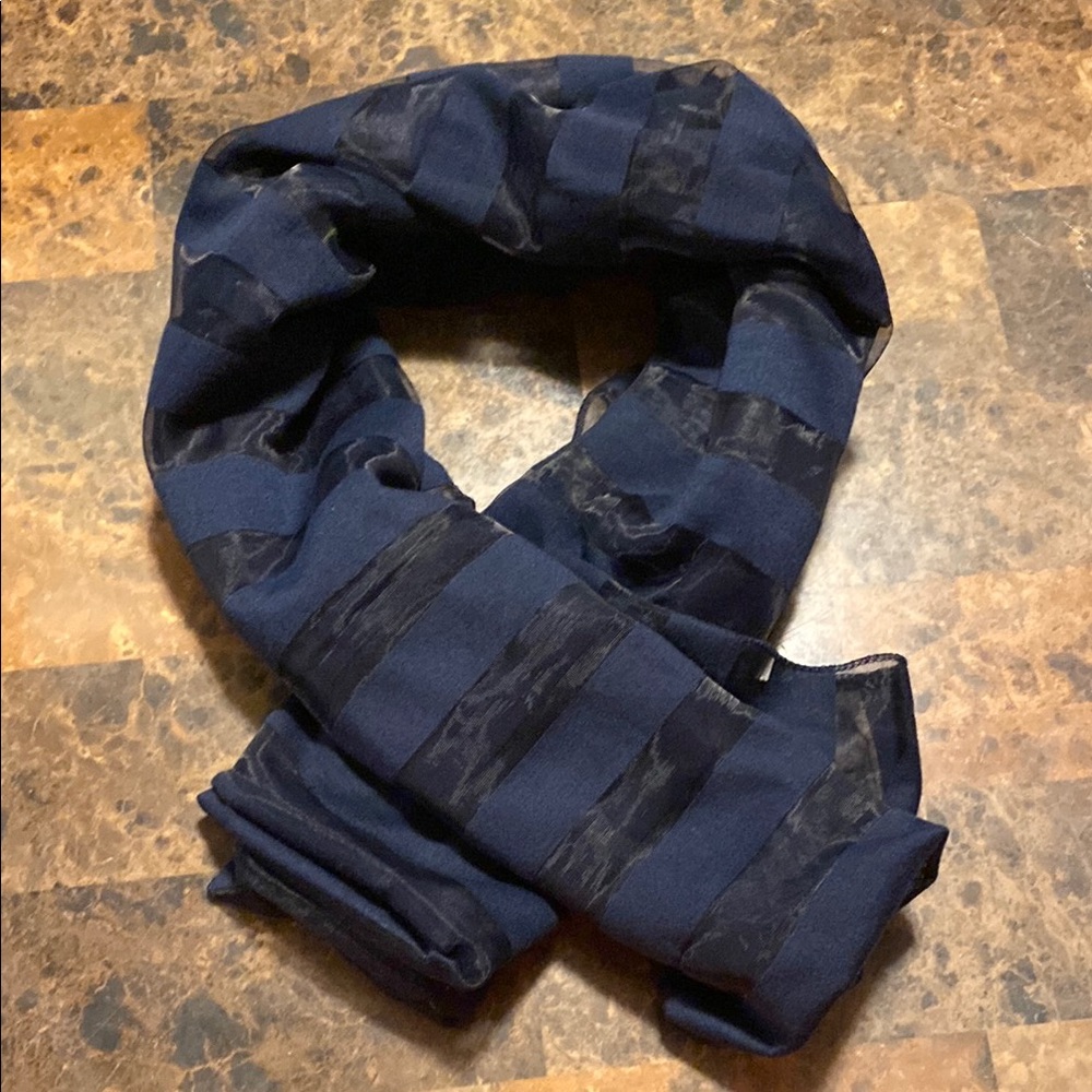 🧣 Woman’s Navy Infinity Striped Scarf
